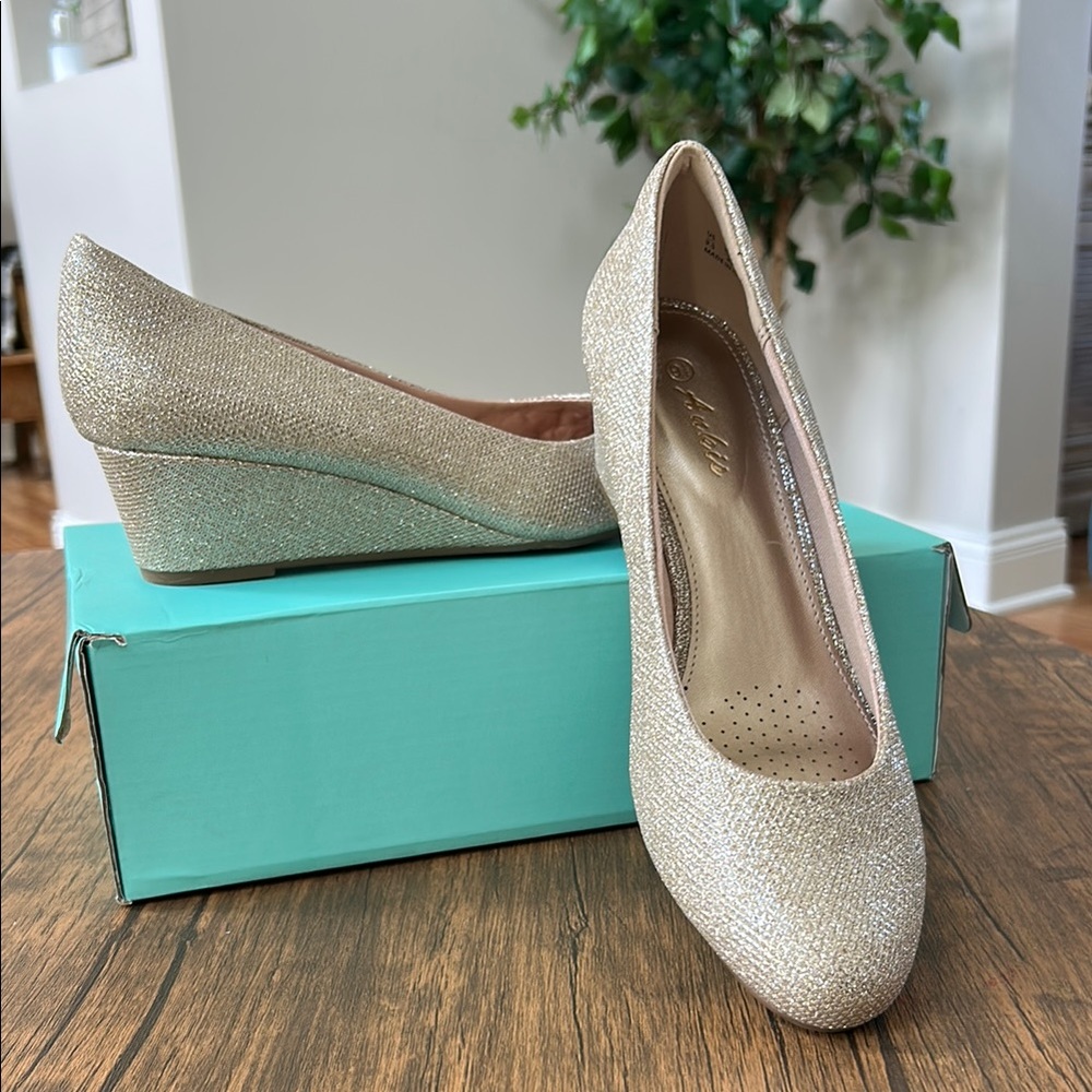 Ankis New in Box Closed Toe Gold Glitter Wedge Heel Shoes Formal Size 9.5